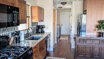 Een koelkast, een magnetron, een oven, een kookplaat