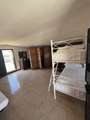 4 chambres, fer et planche à repasser, Wi-Fi, draps fournis
