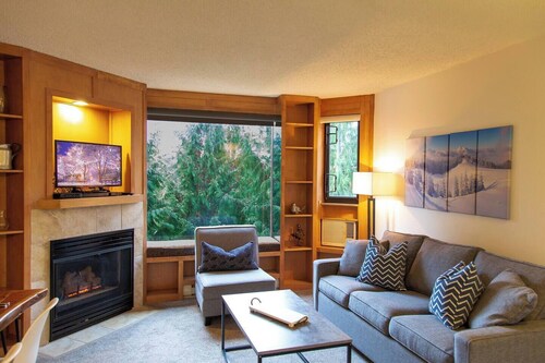 1BR next to slopes on Blackcomb w pool & hot tub