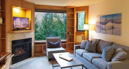 1BR next to slopes on Blackcomb w pool & hot tub