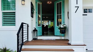 Une maison avec une porte d’entrée, un escalier et le numéro « 817 » peint sur le mur.