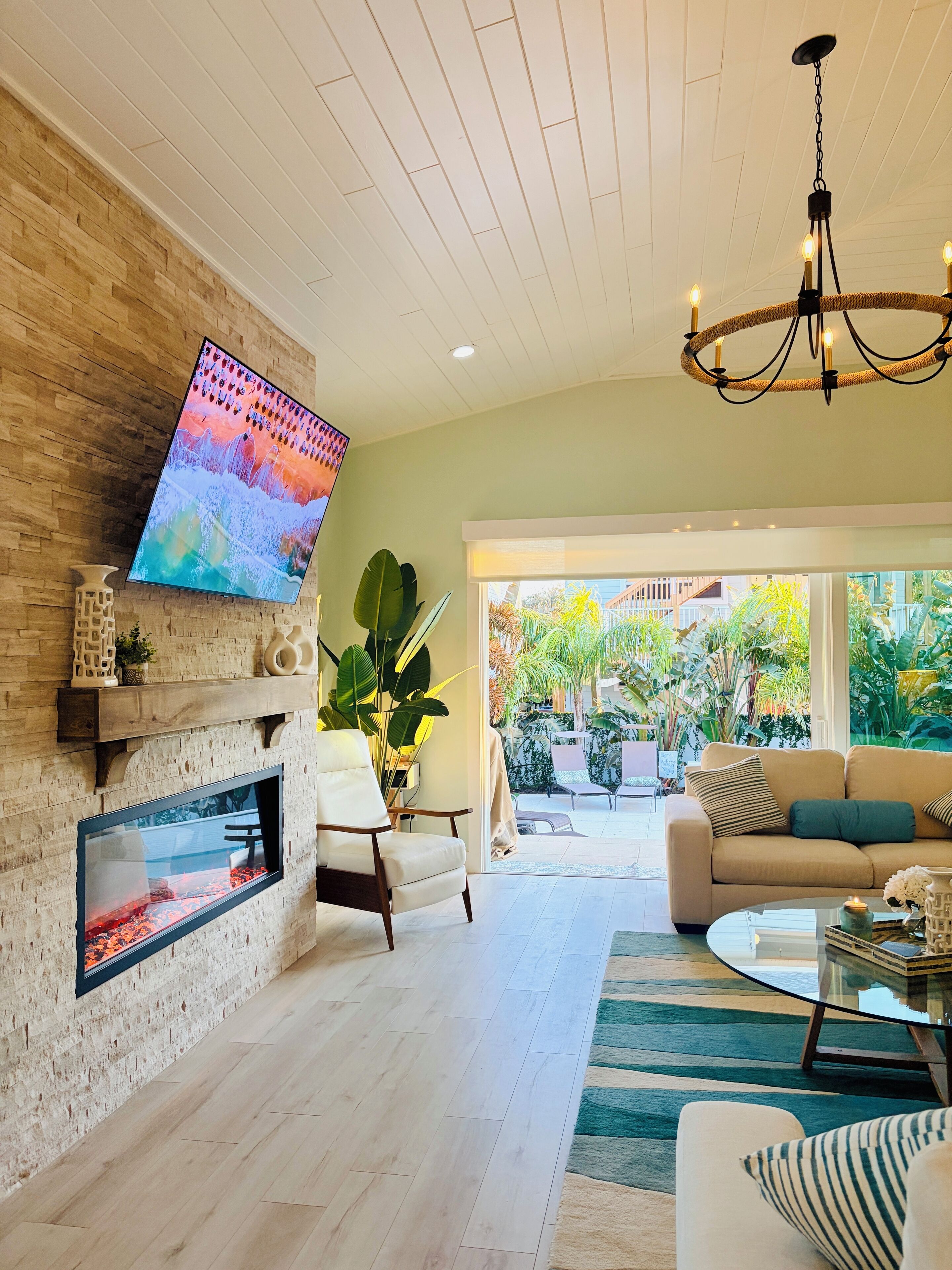 Smart-TV, Kamin, Bücher, Musikbibliothek