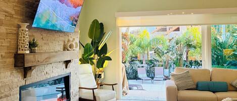 Smart TV, chimenea, libros y biblioteca musical