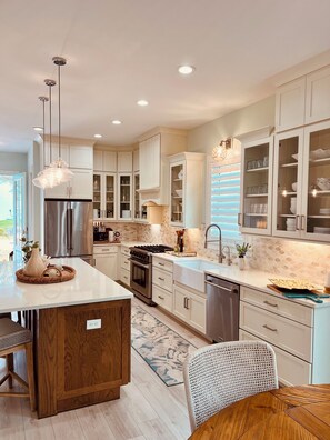 Fridge, microwave, oven, stovetop - Gorgeous Inside & Out + Pool. Walk, Bike, Golf Cart to Everything NSB (New Smyrna Beach)