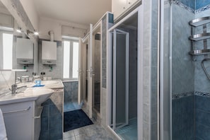 Shower, hair dryer, bidet, towels - Naples Panorama Rooftop 46 (Napoli)