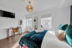 Schreibtisch, Bügeleisen/Bügelbrett, Reisekinderbett, WLAN