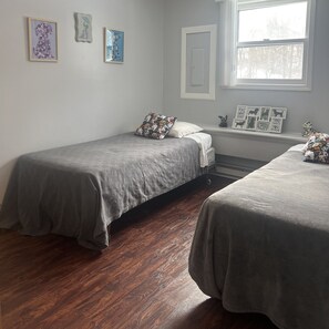3 habitaciones, tabla de planchar con plancha, wifi y ropa de cama