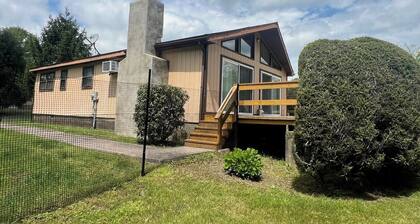Pontiac- Dog Lovers Chalet with Fenced Yard and Fenced Deck