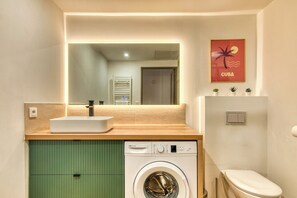 Dusj, hårføner og håndklær