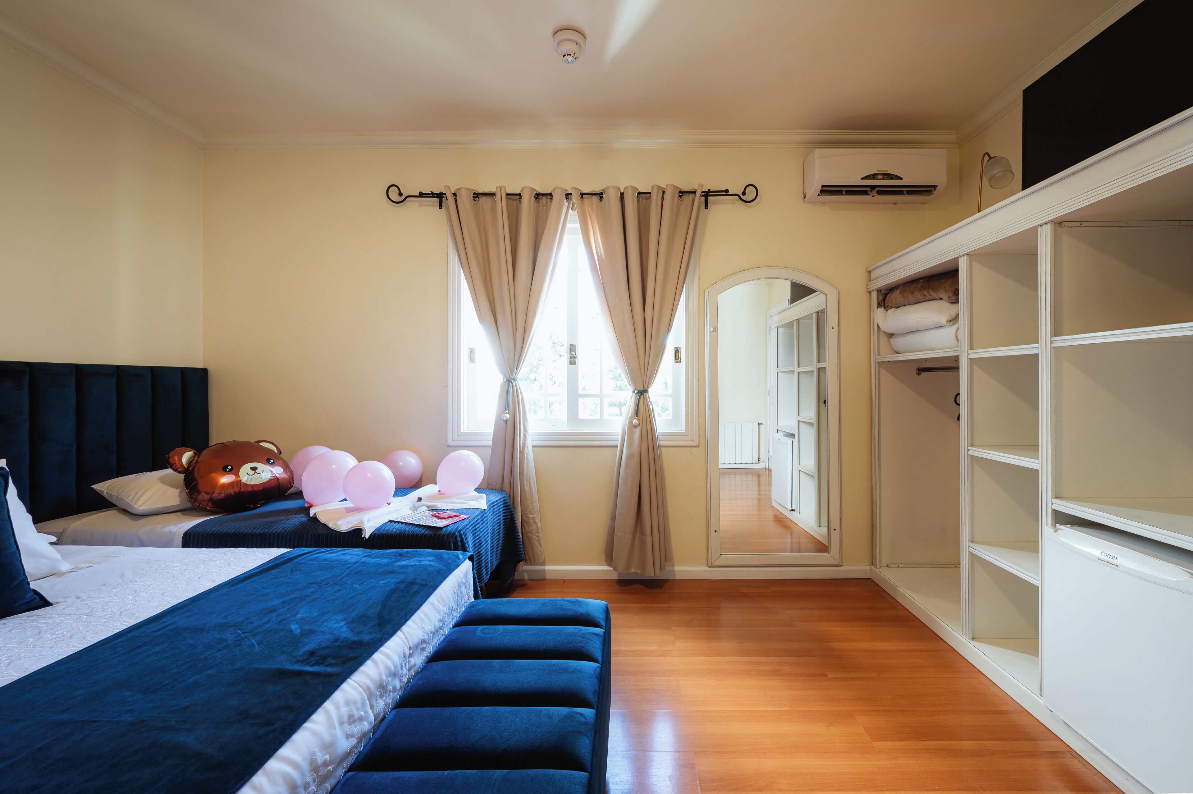 尊荣双人房 | 迷你吧、隔音、免费 WiFi、床单