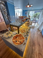 Free daily buffet breakfast