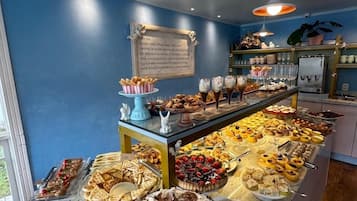 Free daily buffet breakfast