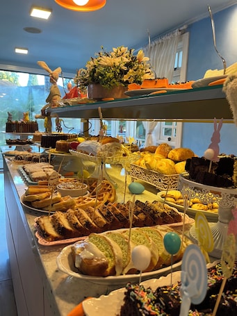 Free daily buffet breakfast