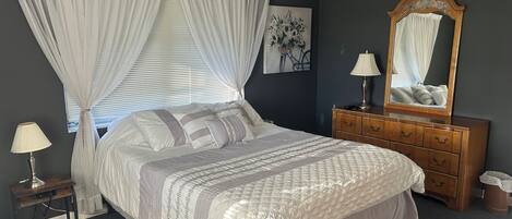 3 soverom, skrivebord, strykejern/-brett og wi-fi (inkludert)