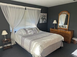 3 bedrooms, desk, iron/ironing board, free WiFi