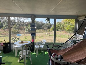 Dining - Charming 3-bedroom house with lake views in serene Spring Hill (Spring Hill)