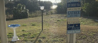 Charming 3-bedroom house with lake views in serene Spring Hill