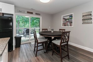 Dining - Lake Tillery Area, 4-bedroom house in charming Norwood with WiFi, Deck and AC (Norwood)