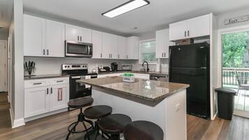 Jääkaappi, mikroaaltouuni, uuni, liesi