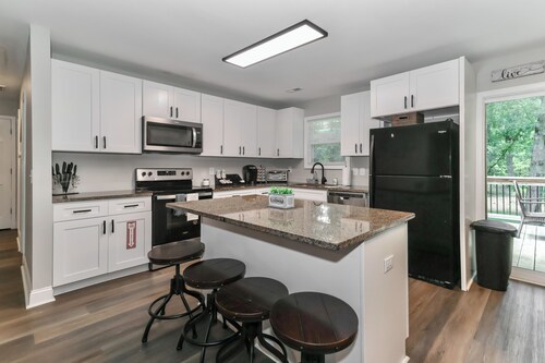  Lake Tillery Area, 4-bedroom house in charming Norwood with WiFi, Deck and AC