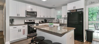  Lake Tillery Area, 4-bedroom house in charming Norwood with WiFi, Deck and AC