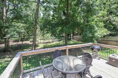 Lake Tillery Area, 4-bedroom house in charming Norwood with WiFi, Deck and AC