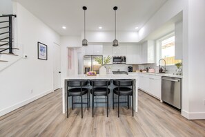 Een koelkast, een microgolfoven, een oven, een kookplaat