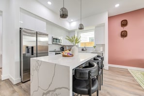 Fridge, microwave, oven, stovetop - 3BR Houston Hideaway – Modern Home Near UH, Midtown, Museum District & More (Houston)