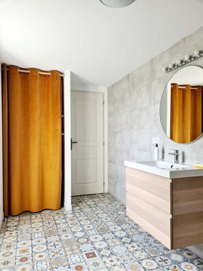 シャワー、ヘアドライヤー、タオル、石鹸