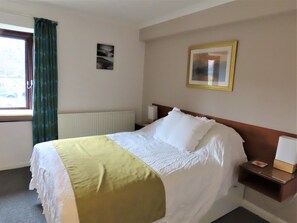 2 soverom, strykejern/-brett, reiseseng for barn og wi-fi (inkludert)