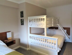 2 slaapkamers, een strijkplank/strijkijzer, reisbedje, gratis wifi