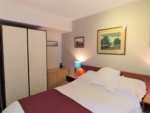 2 bedrooms, iron/ironing board, travel cot, free WiFi