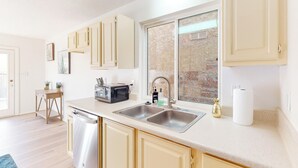 Paper towels - 50% Off Intro Rate @  Riverstone Retreat /4beds, 5G Fiber WiFi (Albuquerque)