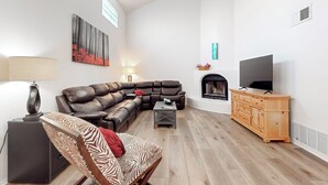 Smart TV, books - 50% Off Intro Rate @  Riverstone Retreat /4beds, 5G Fiber WiFi (Albuquerque)