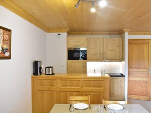 Kjøleskap, mikrobølgeovn, kokeplater og oppvaskmaskin