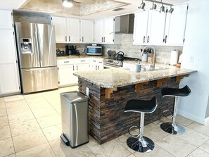 Kylskåp, mikrovågsugn, ugn och spishäll