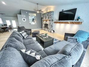 Smart-tv, eldstad och böcker