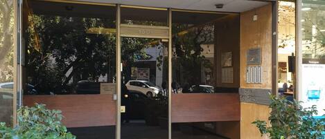 Vista frontal de la propiedad