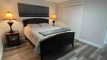 4 habitaciones, tabla de planchar con plancha y ropa de cama