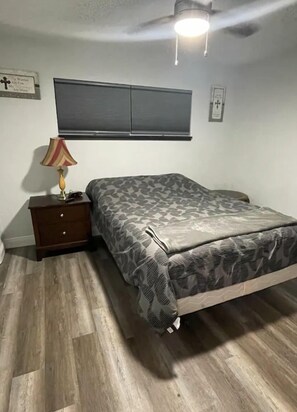 4 habitaciones, tabla de planchar con plancha y ropa de cama 