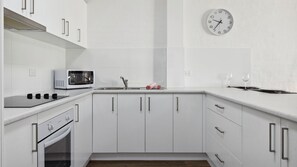 Fridge, microwave, oven, stovetop - Kirwan 8, 2 bedroom apartment (Jindabyne)