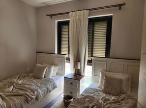 5 bedrooms, iron/ironing board, WiFi, bed sheets