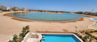Heated Swimming Pool/Lake view/ Luxury 5 BR villa