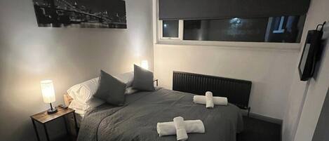 3 habitaciones, tabla de planchar con plancha, internet y ropa de cama