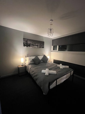 3 bedrooms, iron/ironing board, internet, bed sheets. Washington Residence
