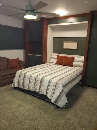 1 bedroom, iron/ironing board, free WiFi, bed sheets. 1 Mile From Ski Slope and Festivals - 125 Nightly Fee