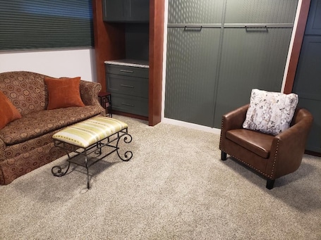 Smart TV, fireplace. 1 Mile From Ski Slope and Festivals - 125 Nightly Fee
