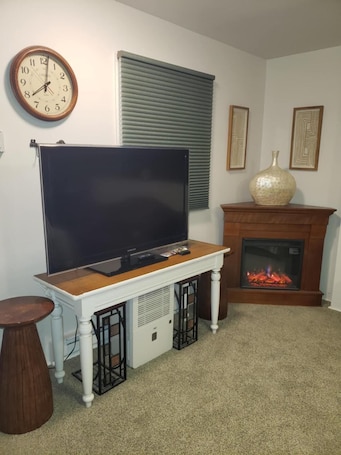 Interior. 1 Mile From Ski Slope and Festivals - 125 Nightly Fee