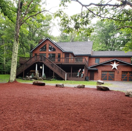 Exterior. 1 Mile From Ski Slope and Festivals - 125 Nightly Fee