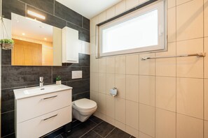 Een douche, een haardroger, handdoeken, zeep